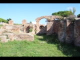 04914 ostia - regio i - insula xvii - terme del mitra (i,xvii,2) - aus raum b in ri raum k - nische - blick ri osten.jpg